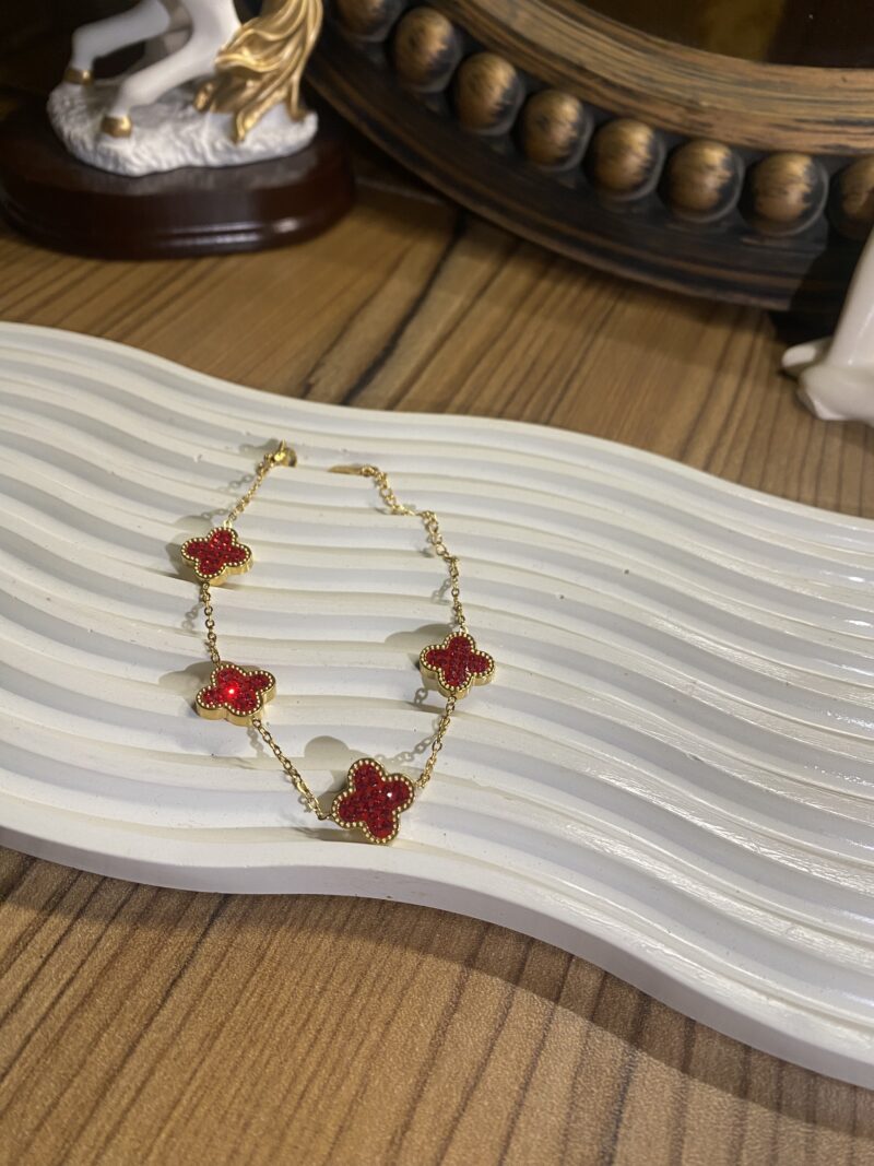 RED SPARKLY CLOVER BRACELET